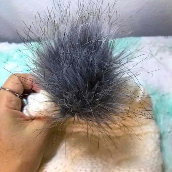 North face woman’s beanie - Picture 4 of 4